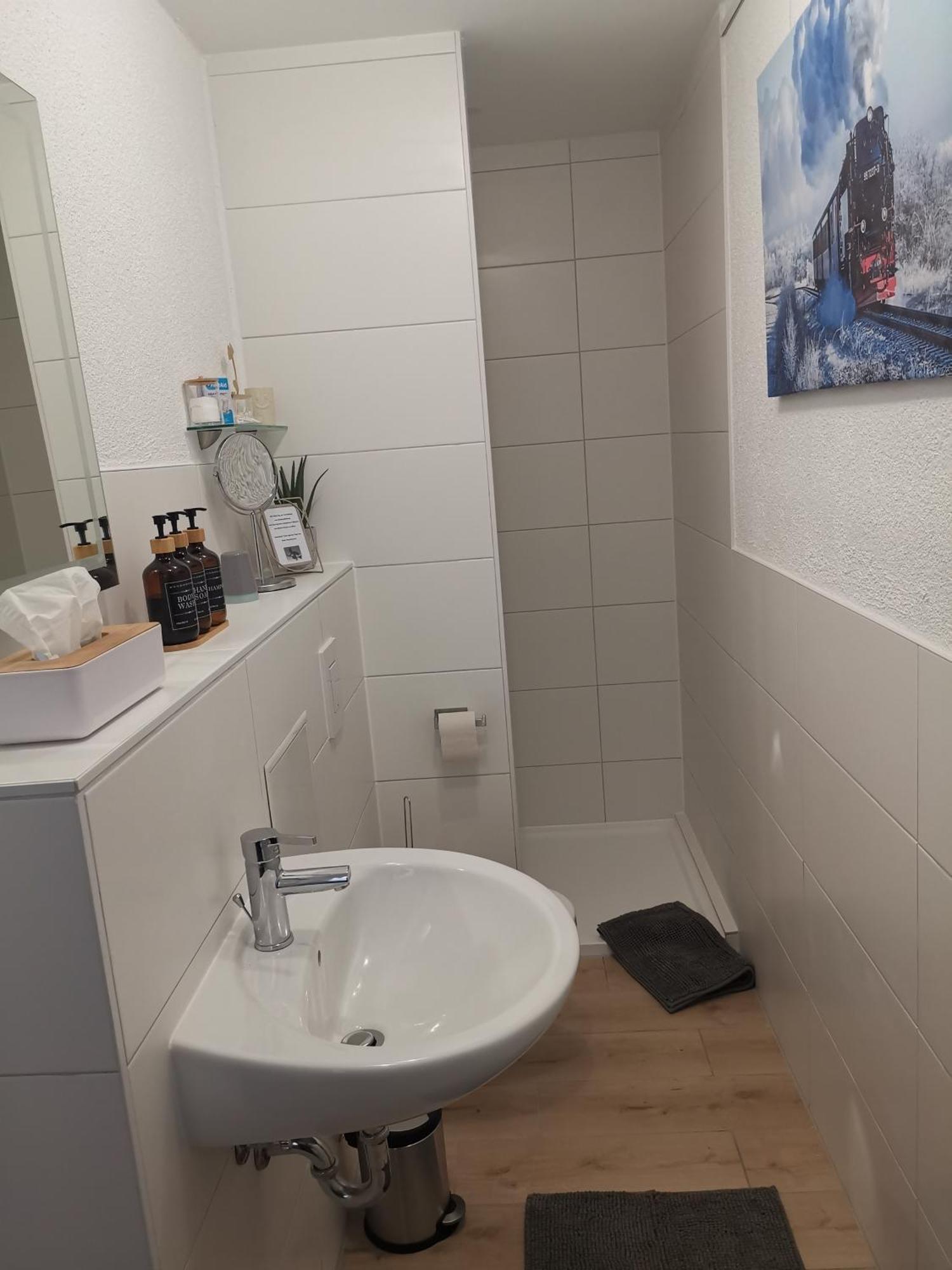 Pauls Hexenhaus Wohnung Hexe Mit Fahrrad Garage Und Innenhof Fuer Motorraeder Thale Bagian luar foto